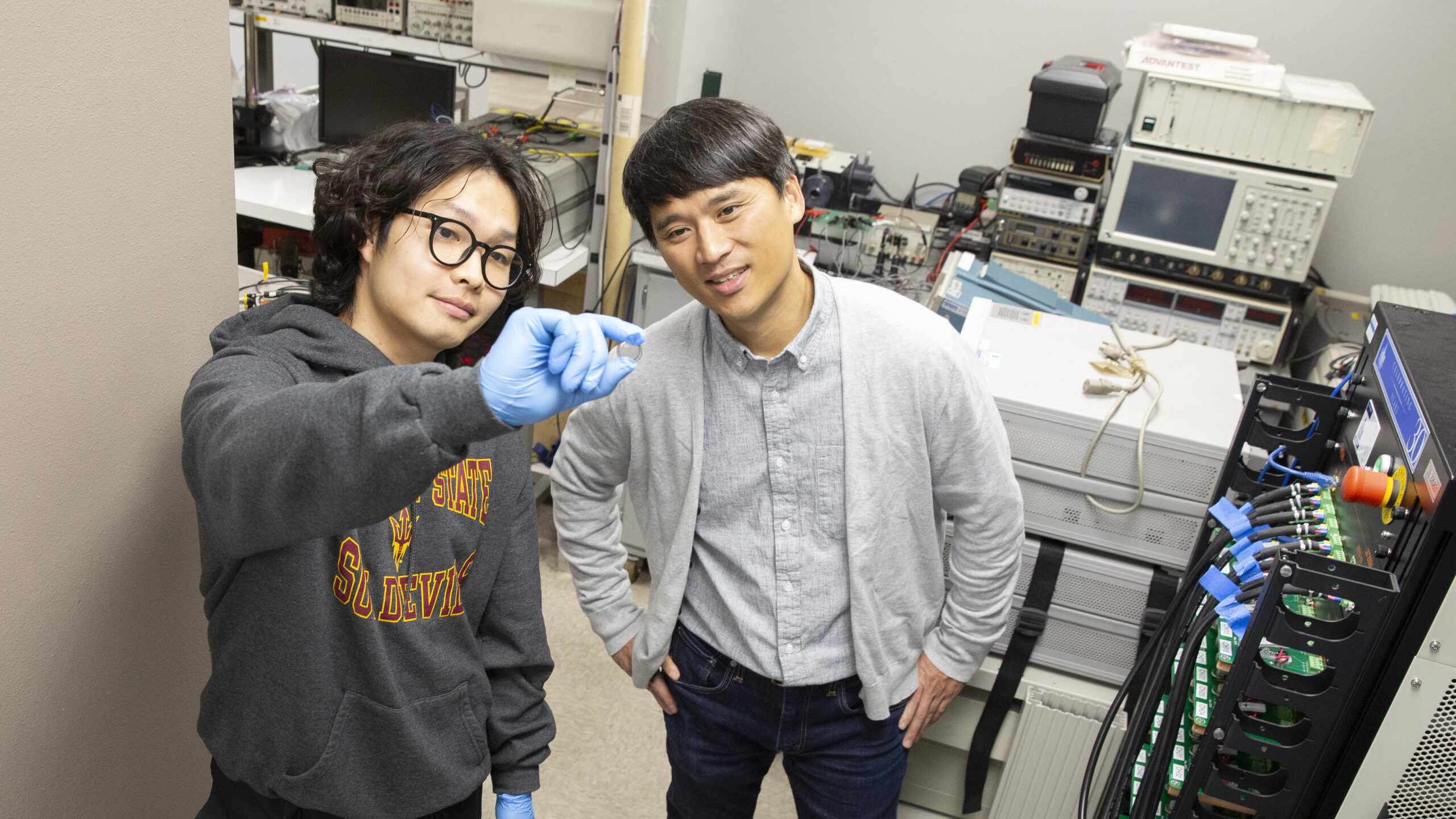 FURI student researcher Byung Gik Park researchers batter capacity and temperature associations with faculty mentor Yoon Hwa.